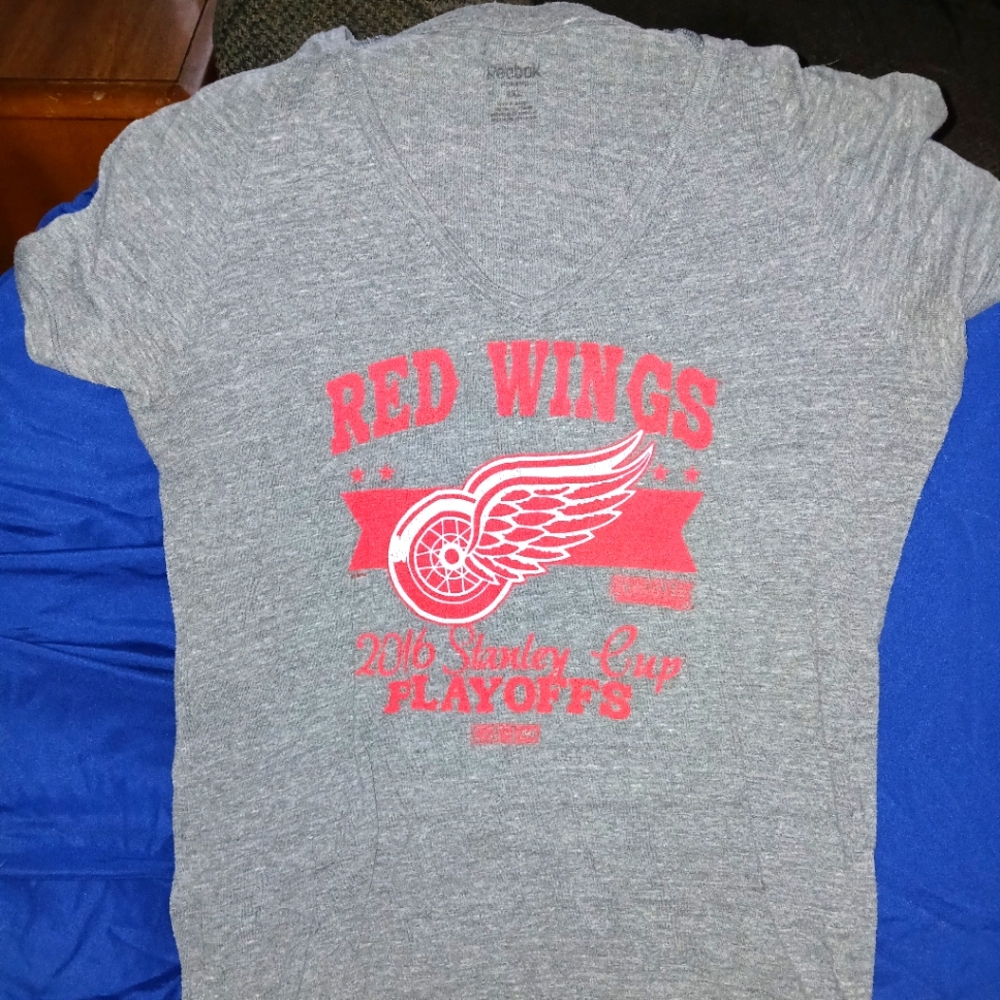 Red Wings V-Neck Tshirt